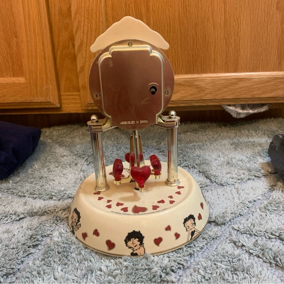 Betty Boop porcelain clock 2011 collectors item - Picture 3 of 3